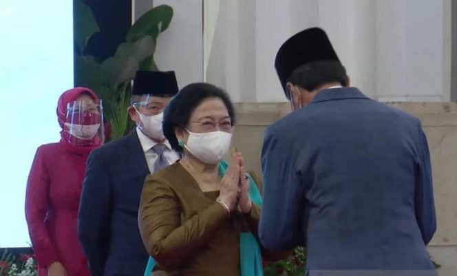 					Tangkap layar Presiden Joko Widodo memberikan ucapan selamat kepada Megawati Soekarnoputri yang baru dilantik sebagai Dewan Pengarah Badan Riset dan Inovasi Nasional (BRIN) di Istana Negara Jakarta pada Rabu (13/10/2021). ANTARA/Desca Lidya Natalia