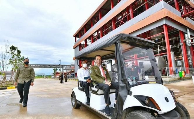 					Presiden Joko Widodo setelah meninjsu pabrik biodiesel milik PT Jhonlin Agro Raya di Kabupaten Tanah Bumbu, Provinsi Kalimantan Selatan, pada Kamis, (21/10/2021). ANTARA/HO-Biro Pers Sekretariat Presiden-Agus Suparto/pri.