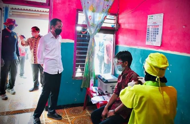 					Presiden Joko Widodo meninjau pelaksanaan vaksinasi COVID-19 dari pintu ke pintu di perkampungan nelayan Sentolo Kawat, Cilacap, Jawa Tengah, Kamis (23/9/2021). ANTARA/HO-Biro Pers Setpres/Laily Rachev/aa.
