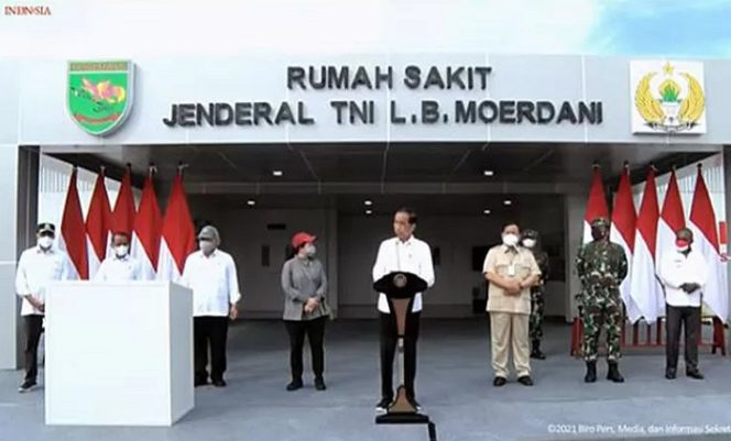 					Tangkapan Layar - Presiden Joko Widodo (tengah) meresmikan Rumah Sakit (RS) Jenderal TNI LB Moerdani, di Merauke, Minggu (3/10/2021), sebagaimana ditayangkan langsung kanal Youtube Sekretariat Presiden dipantau di Jakarta, Minggu. ANTARA/Youtube Sekretariat Presiden/pri.