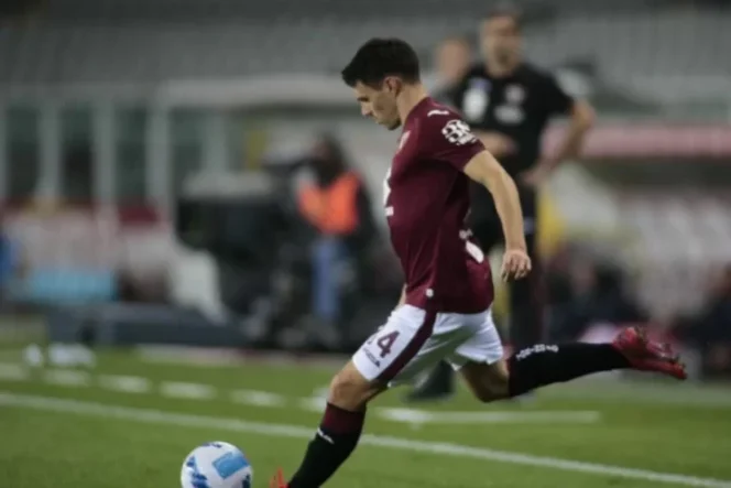 					Josip Brekalo beraksi dalam pertandingan Serie A antara Torino dan Genoa di Turin pada 22 Oktober 2021. (Loris Roselli via Reuters Connec/Loris Roselli)