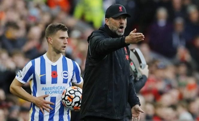 					Manajer Liverpool Juergen Klopp (kanan) memberi arahan kepada pemainnya saat menghadapi Brighton & Hove Albion dalam lanjutan Liga Inggris di Stadion Anfield, Liverpool, Inggris, Sabtu (30/10/2021). (ANTARA/REUTERS/Phil Noble)