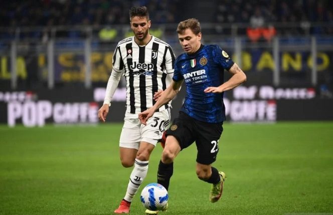 					Gelandang Juventus Rodrigo Bentancur (kiri) berusaha untuk merebut bola dari pemain Inter Milan Nicolo Barella dalam pertandingan Serie A pada 25 Oktober 2021. ANTARA/AFP/MARCO BERTORELLO
