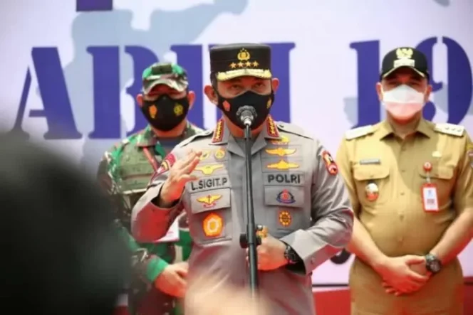 					Kapolri Jenderal Pol Listyo Sigit Prabowo, hadiri kegiatan bakti sosial dan vaksinasi massal oleh Alumni Akabri 1990 di Gedung Jaga Nusantara 1 (JN1) Kelapa Dua, Tangerang Selatan, Selasa (26/10/2021). (ANTARA/HO-Divisi Humas Polri)