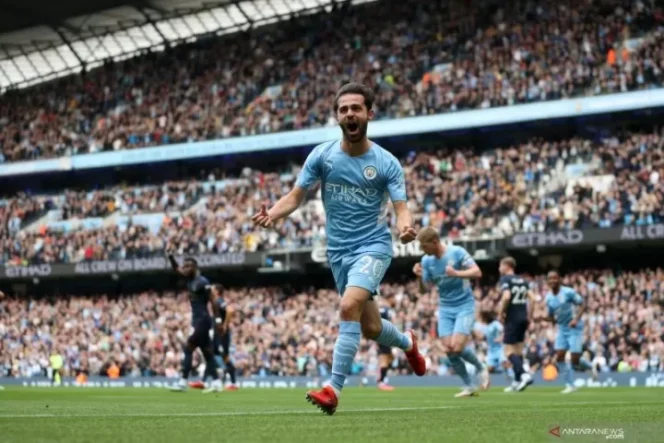 					Bernardo Silva melakukan selebrasi usai mencetak gol pertama Manchester City dalam pertandingan lawan Burnley di Liga Premier Inggris di Etihad Stadium, Manchester, Inggris pada 16 Oktober 2021. ANTARA/Reuters/MOLLY DARLINGTON