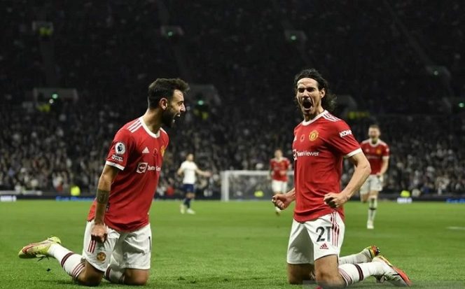 					Penyerang Manchester United Edinson Cavani (kanan) melakukan selebrasi bersama Bruno Fernandes seusai mencetak gol kedua timnya ke gawang Tottenham Hotspur dalam laga lanjutan Liga Inggris di Stadion Tottenham Hotspur, London, Inggris, Sabtu (30/10/2021) waktu setempat. (ANTARA/REUTERS/Tony O'Brien)