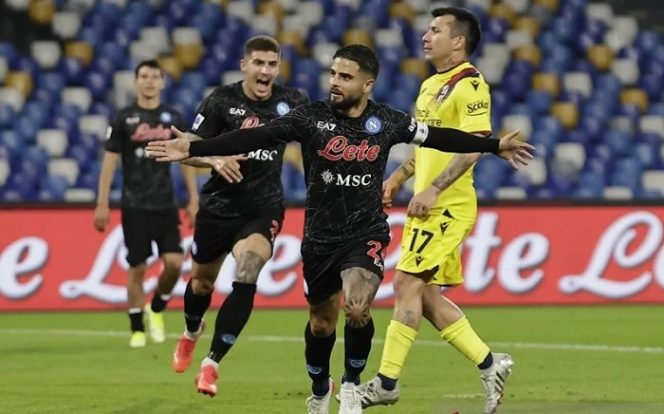 					Gelandang serang sekaligus kapten Napoli, Lorenzo Insigne, merayakan keberhasilannya mengkonversi tendangan penalti ke gawang Bologna dalam laga lanjutan Liga Italia di Stadion Diego Armando Maradona, Napoli, Italia, Kamis (28/10/2021) waktu setempat. (ANTARA/REUTERS/Ciro de Luca)