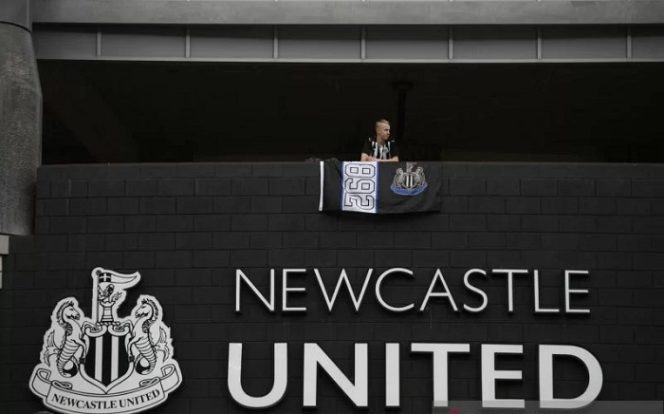 					Logo Newcastle United di stadion St James' Park. ANTARA/AFP/Oli SCARFF