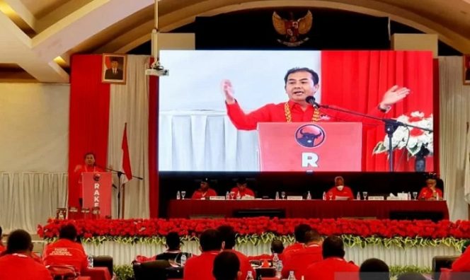 					Ketua DPP PDIP Bidang Keanggotaan dan Organisasi Sukur Nababan saat pengarahan Rapat Kerja Daerah (Rakerda) DPD PDIP Papua Barat di Manokwari, Sabtu (9/10/2021). (ANTARA/HO-PDIP)