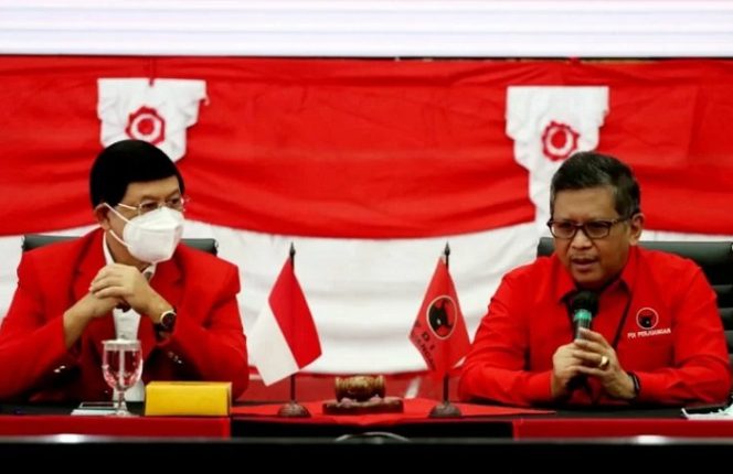 					Sekjen DPP PDI Perjuangan Hasto Kristiyanto (kanan) dan Ketua Umum PKP Mayjen Mar (Purn) Yussuf Solichien saat melakukan pertemuan di Kantor DPP PDIP, Jakarta, Selasa (26/10/2021). (ANTARA/HO-PDIP)