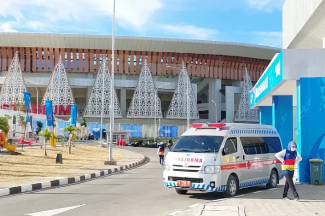 					Sebanyak dua mobil mini ICU, lima ambulans untuk evakuasi, dan dua ambulans rujukan. akan siaga selama upacara pembukaan PON Papua di Stadion Lukas Enembe, Kabupaten Jayapura, Sabtu (2/10/2021). (ANTARA/Muhammad Ramdan)