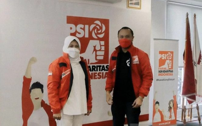 					Pelaksana Tugas (Plt.) Ketua Umum DPP Partai Solidaritas Indonesia (PSI) Giring Ganesha (kanan) berfoto bersama kader baru PSI Takudaeng Parawansa (kiri) di Jakarta, Rabu (27/11/2021). ANTARA/HO-DPP PSI