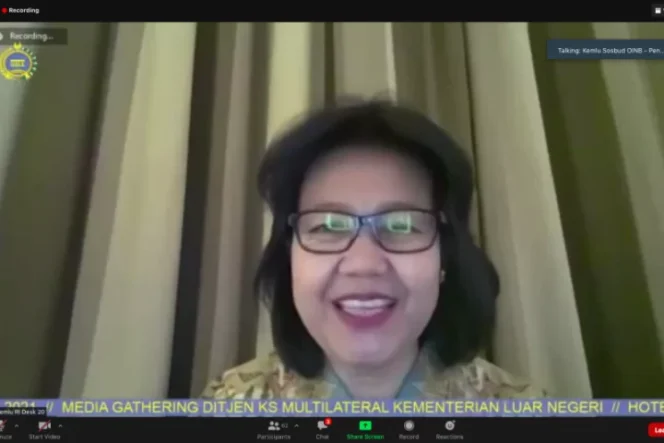 					Direktur Sosial Budaya dan Organisasi Internasional Negara Berkembang Kementerian Luar Negeri Penny D Herasati menyampaikan terkait keikutsertaan Indonesia dalam menjajaki pusat pelatihan vaksin COVID-19. Indonesia bersaing dengan India dan Korea Selatan untuk menjadi hub yang diinisiasi oleh Organisasi Kesehatan Dunia (WHO) itu. (ANTARA/ Juwita Trisna Rahayu)