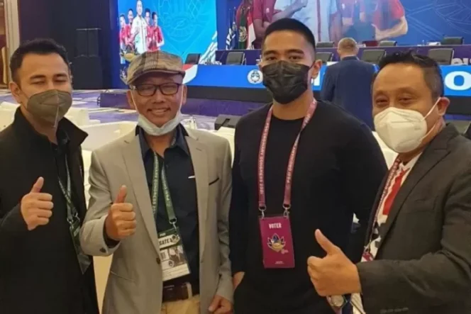 					Foto arsip - (Foto dari kiri ke kanan) - Owner RANS Cilegon United FC Raffi Ahmad, Manajer HWFC Suli Daim, owner Persis Solo Kaesang Pangarep, dan owner PSG Pati Saiful Arifin di sela Kongres Biasa PSSI di Jakarta. (ANTARA Jatim/HO-HWFC/FA)