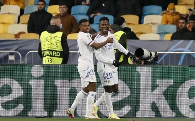 					Penyerang Real Madrid Vinicius Junior (kanan) melakukan selebrasi bersama Rodrygo Goes seusai menjebol gawang Shakhtar Donetsk dalam laga lanjutan Grup D Liga Champions di Stadion NSC Olimpiyskiy, Kiev, Ukraina, Selasa (19/10/2021) waktu setempat. (ANTARA/REUTERS/Gleb Garanich)