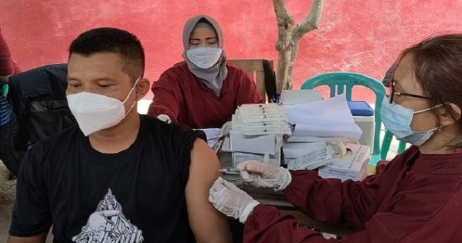 					Pemkab Rembang akan bekerja sama dengan seluruh pihak terkait untuk mempercepat pencapaian target vaksinasi. ()