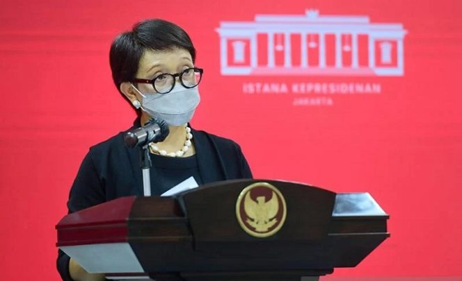 					Menteri Luar Negeri Retno Marsudi memberi keterangan pers usai bertemu Presiden Joko Widodo terkait rencana kegiatan presiden di sejumlah pertemuan tingkat tinggi, Jakarta, Senin (25/10/2021). ANTARA/HO-Biro Pers Setpres/Muchlis Jr.