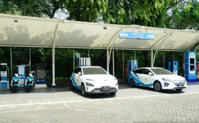					Ilustrasi - Sebuah unit stasiun pengisian kendaraan listrik umum (SPKLU) yang dibangun PLN bekerja sama dengan mitra seperti pusat-pusat perbelanjaan. ANTARA/HO-Humas PLN Papua.