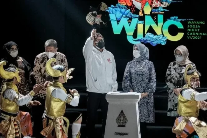 					Menteri Pariwisata dan Ekonomi Kreatif Sandiaga Uno di pagelaran seni budaya Wayang Jogja Night Carnival (WJNC), Kota Yogyakarta, Jumat (8/10). ANTARA/HO-Kemenparekraf