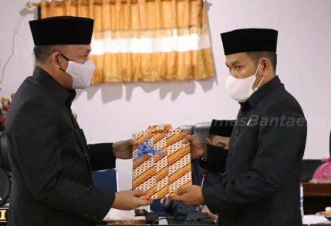 					Bupati Bantaeng Serahkan Ranperda APBD Perubahan Tahun Anggaran 2021