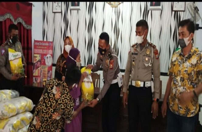 					Kasat Lantas Polres Bone Kembali Bagikan Bansos Beras ke Warga Kurang Mampu