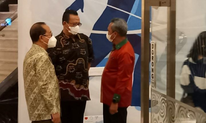 Bupati Lutim, Budiman pakai kemeja berwarna merah (BERITA.NEWS)