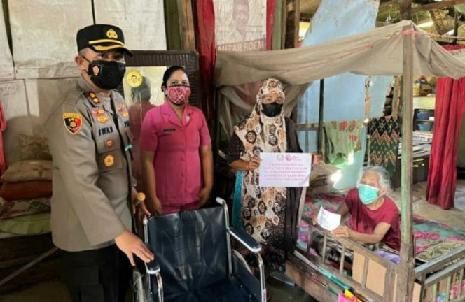 					HKGB Ke-69, Kapolres Sinjai Didampingi Ketua Bhayangkari Salurkan Bantuan ke Warakauri