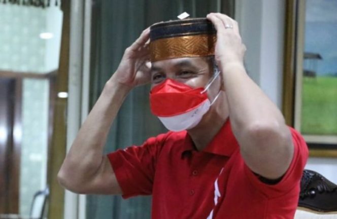 					Dapat Kado Ultah Songkok Bone dan Lipa Sabbe, Ganjar Titip Salam ke Amran Sulaiman