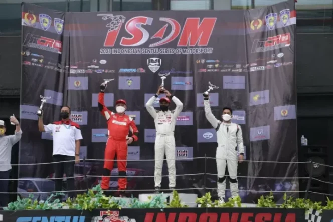 					Pembalap Toyota Team Indonesia (TTI) Haridarma Manoppo #39 yang menggunakan Toyota Yaris meraih podium ke–1 di ITCR Max pada ajang Indonesia Touring Car Race (ITCR) Seri Ke-3 di Sirkuit Internasional Sentul, Bogor, Minggu (26/9/2021). ANTARA/HO-Toyota Team Indonesia.