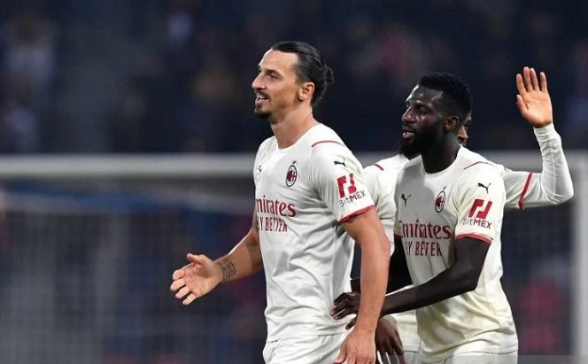 					Penyerang AC Milan Zlatan Ibrahimovic (kiri) merayakan gol pelengkap kemenangan atas Bologna dalam laga lanjutan Liga Italia di Stadion Renato Dall'Ara, Bologna, Italia, Sabtu (23/10/2021) waktu setempat. ANTARA/REUTERS/Jennifer Lorenzini.