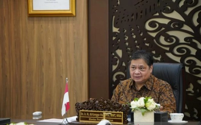 					Menteri Koordinator Bidang Perekonomian Airlangga Hartarto pada rapat koordinasi kelompok kerja Tim Nasional P3DN secara virtual, Senin (18/10). (ANTARA/HO-Kemenko Perekonomian)