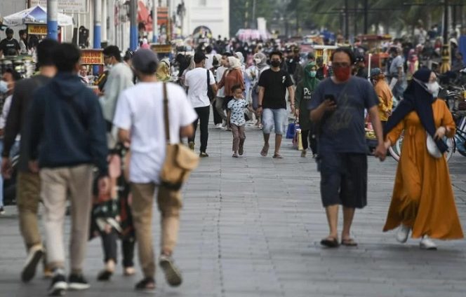 					Warga bersama anaknya berwisata di kawasan Kali Besar, Kota Tua, Jakarta, Sabtu (9/10/2021). ANTARA FOTO/Hafidz Mubarak A/nz