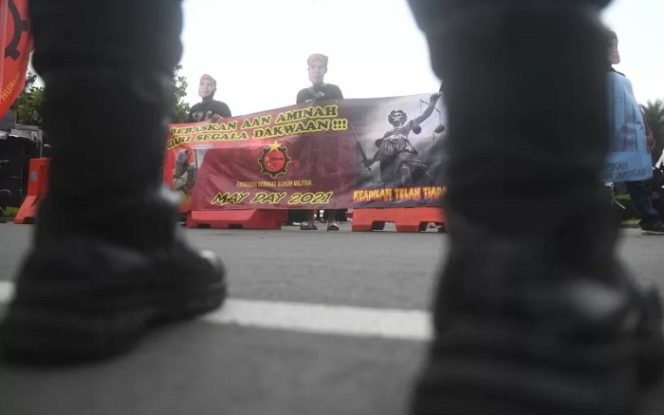 					Buruh menggelar aksi memperingati Hari Nuruh atau May Day di Jakarta, Sabtu (1/5/2021). Dalam aksinya mereka meminta pemerintah untuk mencabut Omnibus Law dan memberlakukan upah minimum sektoral (UMSK) 2021. ANTARA FOTO/Akbar Nugroho Gumay/hp.