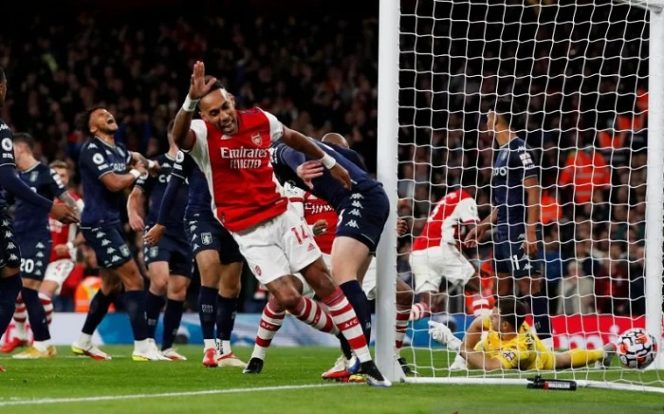 					Kapten Arsenal Pierre-Emerick Aubameyang merayakan gol pertama timnya ke gawang Aston Villa yang dicetak Thomas Partey dalam laga lanjutan Liga Inggris di Stadion Emirates, London, Inggris, Jumat (22/10/2021) waktu setempat. (ANTARA/REUTERS/ACTION IMAGES/Paul Childs)