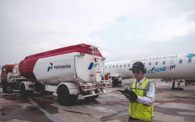 					Ilustrasi petugas memeriksa penyaluran avtur untuk maskapai domestik. ANTARA/HO-Pertamina/aa.