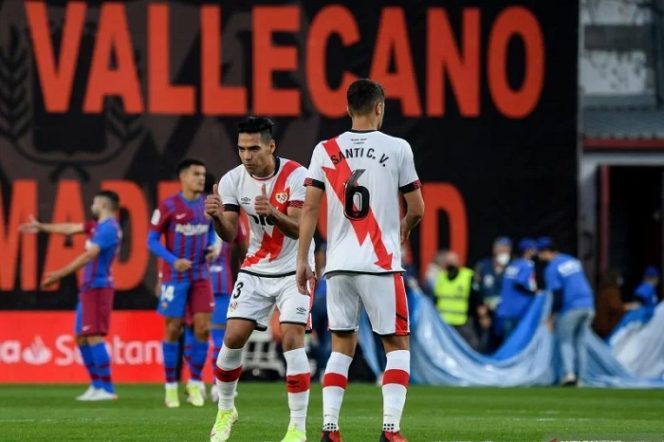 					Penyerang Rayo Vallecano Radamel Falcao (kiri) melakukan selebrasi usai mencetak gol ke gawang Barcelona dalam pertandingan Liga Spanyol di Stadion Vallecas, Madrid, Spanyol, Rabu (27/10/2021). ANTARA/AFP/OSCAR DEL POZO