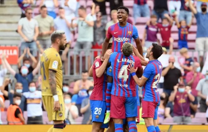 					Ansu Fati (atas) melakukan selebrasi usai cetak gol ketiga Barcelona lawan Levante dalam pertandingan pekan ketujuh Liga Spanyol di Camp Nou pada 26 September 2021. ANTARA/AFP/LLUIS GENE