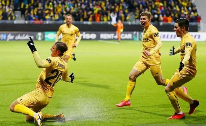 					Penyerang Bodo/Glimt Erik Botheim (kiri) melakukan selebrasi bersama rekan-rekannya seusai menjebol gawang AS Roma dalam laga lanjutan Grup C Liga Conference di Stadion Aspmyra, Bodo, Norwegia, Kamis (21/10/2021) waktu setempat. (ANTARA/REUTERS/AFP/NTB)