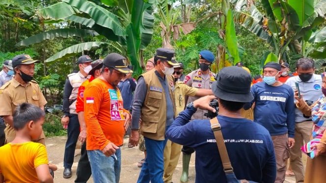 					Bupati Luwu Temui Korban Banjir Bandang di Walenrang, Janjikan Perbaikan Rumah
