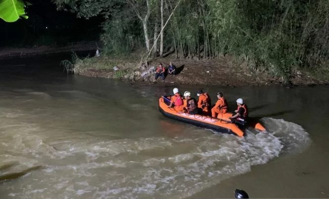					Sejumlah petugas melakukan pencarian siswa yang tenggelam saat kegiatan menyusuri Sungai Cileueur, Kecamatan Cijeungjing, Kabupaten Ciamis, Jawa Barat, Jumat (15/10/2021) malam. (ANTARA/HO-Basarnas)