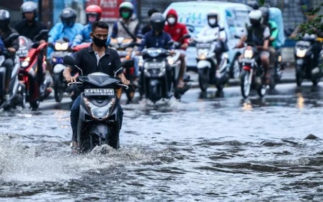 					Pengendara melintasi genangan di kawasan Palmerah, Jakarta, Senin (25/10/2021). ANTARA FOTO/Rivan Awal Lingga/rwa.