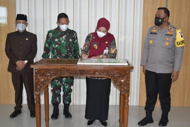 					Penandatanganan naskah serah terima hasil TNI Manunggal Membangun Desa (TMMD) Sengkuyung III Tahun 2021 yang digelar Kodim 0716/Demak, Kamis (14/10/2021).