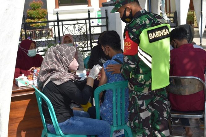 					Warga mengikuti vaksinasi Covid-19 yang digelar Kodim 0716/Demak.