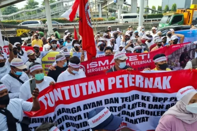 					Massa dari mahasiswa dan peternak menggelar aksi damai di depan Kantor Japfa Comfeed Indonesia, MT Haryono, Jakarta Selatan, Senin (11/10/2021) ANTARA/Dokumentasi Pribadi
