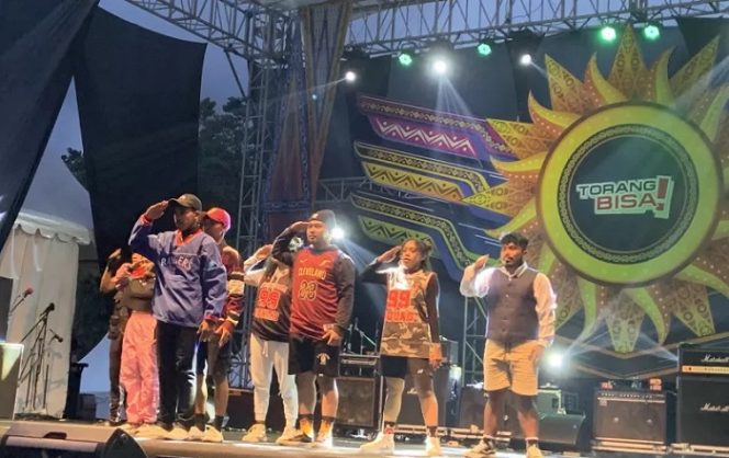 					Drama musikal digelar di Festival Kirab Api digelar di Kantor Dinas Otonom Kotaraja Jayapura, Jumat (1/10/2021). ANTARA/Arindra Meodia.