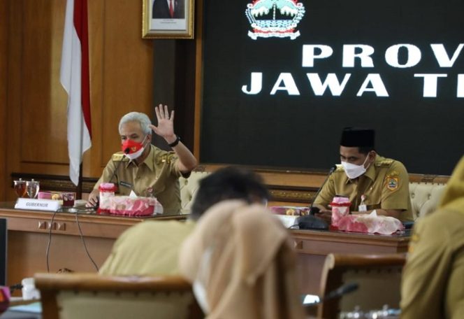 					Gubernur Jateng Ganjar Pranowo saat rapat percepatan penanganan Covid-19 di Kantor Gubernur, Senin (25/10/2021).