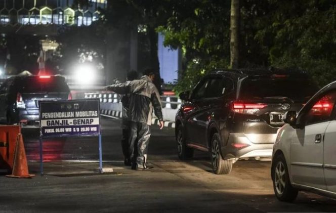 					Petugas Dinas Perhubungan bertugas di pos penjagaan ganjil-genap Jalan HR Rasuna Said, Jakarta, Senin (18/10/2021). Penerapan aturan pembatasan lalu lintas ganjil-genap di Jakarta pada Senin (18/10) kembali normal dengan jam pemberlakuan pada pukul 06.00-10.00 dan 16.00-20.00 WIB di ruas Jalan Jenderal Sudirman, MH Thamrin dan HR Rasuna Said. ANTARA FOTO/Hafidz Mubarak A/rwa.