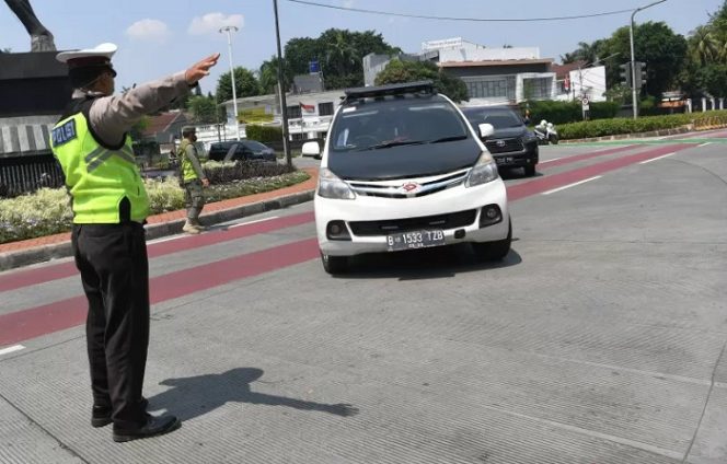 					Petugas Kepolisian melarang pengendara mobil berplat nomor ganjil memasuki Jalan Sudirman di kawasan Bundaran Senayan, Jakarta, Kamis (12/8/2021). Pemprov DKI Jakarta menerapkan sistem ganjil genap di delapan ruas jalan di Jakarta pada pukul 06.00-20.00 WIB untuk mengendalikan mobilitas warga mengikuti perpanjangan PPKM Level 4 hingga 16 Agustus mendatang. ANTARA FOTO/Hafidz Mubarak A/foc.