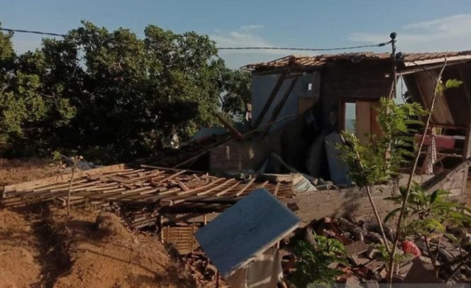 					Salah satu dampak gempa magnitudo 4,8 yang terjadi pada Sabtu (16/10/202) yang menimpa rumah warga. ANTARA/HO-BPBD Bangli/Karangasem/pri.