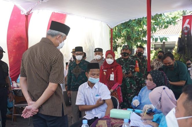 					Gubernur Jawa Tengah Ganjar Pranowo meninjau vaksinasi massal di Pondok Pesantren (Ponpes) Girikusumo, Desa Banyumeneng, Kecamatan Mranggen, Selasa (12/10/2021).